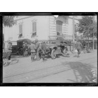 31 août 1916. Révolution à Salonique. Autocanon braqué contre les casernes. [légende d'origine]