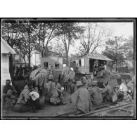 Salonique. Gare des Orientaux. Evacuation de blessés et malades. [légende d'origine]