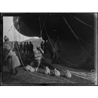 Front de Monastir. La saucisse. Réparation de trous faits par la mitrailleuse d'un avion bulgare. [légende d'origine]