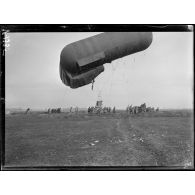 Front de Monastir. La saucisse. La remorque par le treuil au lieu d'observation. [légende d'origine]