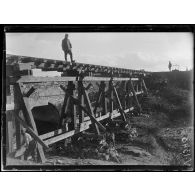 Eksisu. Construction d'un pont pour chemin de fer Decauville. [légende d'origine]