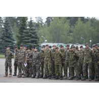 Rassemblement de soldats français, tchèques et néerlandais lors d'une cérémonie à Rukla, en Lituanie.