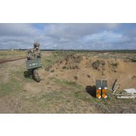 Un soldat du 16e bataillon de chasseurs (16e BCh) transporte des caisses de grenades lors d'un exercice au sein du camp de Pabradé, en Lituanie.