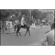 Défilés des spahis à cheval. En tête, les officiers ouvrent la marche. [légende d'origine]