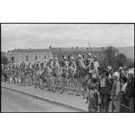 Les spahis présentent les armes en l'honneur de la visite du général de Gaulle à Saïda. [légende d'origine]