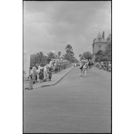 Défilés des spahis à cheval. En tête, les officiers ouvrent la marche. [légende d'origine]