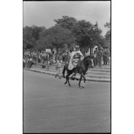 Défilés des spahis à cheval. En tête, les officiers ouvrent la marche. [légende d'origine]