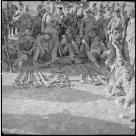 [Opération avec le commando Georges dans le secteur de Fenouane, près de la ferme Garrigues. Soldats posant devant les armes récupérées dont un fusil-mitrailleur.]