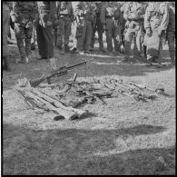 [Opération avec le commando Georges dans le secteur de Fenouane, près de la ferme Garrigues. Prise de vue des armes récupérées dont un fusil-mitrailleur.]