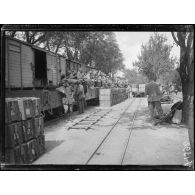 Gare de Vertekop. Trains de troupes et de munitions. [légende d'origine]