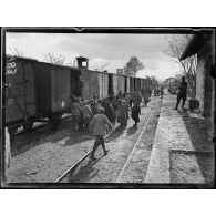 En gare d'Eksisu. Train d'évacuation des malades et blessés. [légende d'origine]