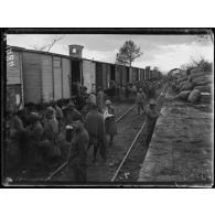 En gare d'Eksisu. Train d'évacuation des malades et blessés. [légende d'origine]