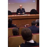 L'amiral Christophe Prazuck, CEMM (chef d'état-major de la Marine), tient une conféfence devant les auditeurs de l'Ecole de Guerre.