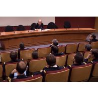 L'amiral Christophe Prazuck, CEMM (chef d'état-major de la Marine), tient une conféfence devant les auditeurs de l'Ecole de Guerre.