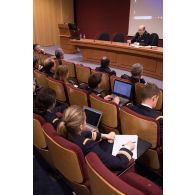 L'amiral Christophe Prazuck, CEMM (chef d'état-major de la Marine), tient une conféfence devant les auditeurs de l'Ecole de Guerre.