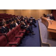 L'amiral Christophe Prazuck, CEMM (chef d'état-major de la Marine), tient une conféfence devant les auditeurs de l'Ecole de Guerre.