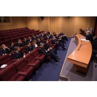 L'amiral Christophe Prazuck, CEMM (chef d'état-major de la Marine), tient une conféfence devant les auditeurs de l'Ecole de Guerre.