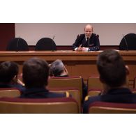 L'amiral Christophe Prazuck, CEMM (chef d'état-major de la Marine), tient une conféfence devant les auditeurs de l'Ecole de Guerre.