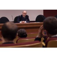 L'amiral Christophe Prazuck, CEMM (chef d'état-major de la Marine), tient une conféfence devant les auditeurs de l'Ecole de Guerre.