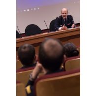 L'amiral Christophe Prazuck, CEMM (chef d'état-major de la Marine), tient une conféfence devant les auditeurs de l'Ecole de Guerre.