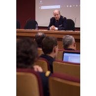 L'amiral Christophe Prazuck, CEMM (chef d'état-major de la Marine), tient une conféfence devant les auditeurs de l'Ecole de Guerre.