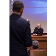 L'amiral Christophe Prazuck, CEMM (chef d'état-major de la Marine), tient une conféfence devant les auditeurs de l'Ecole de Guerre.