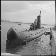 [Marins devant le kiosque du sous-marin Amazone (Q239) dans la base navale de Mers el-Kébir.]