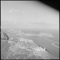 [Vue aérienne de la chapelle et du fort de Santa Cruz.]