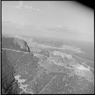 [Vue aérienne de la chapelle et du fort de Santa Cruz.]