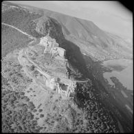 [Vue aérienne de la chapelle et du fort de Santa Cruz.]