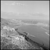 [Vue aérienne de la chapelle et du fort de Santa Cruz.]