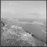 [Vue aérienne de la chapelle et du fort de Santa Cruz.]