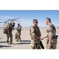 Arrivée du vice-amiral d'escadre Olivier Coupry, inspecteur général des armées, sur le tarmac de la base aérienne Al-Asad Air Base (AAAB).