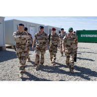 Arrivée du vice-amiral d'escadre Olivier Coupry, inspecteur général des armées, au camp Leclerc de la base aérienne Al-Asad Air Base (AAAB). Celui-ci est précédé du colonel Pierrick Michel, chef de corps du 3e RAMa.