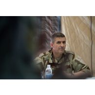 Le vice-amiral d'escadre Olivier Coupry, inspecteur général des armées, durant sa visite d'inspection au camp Leclerc de la base aérienne Al-Asad Air Base (AAAB).