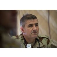 Le vice-amiral d'escadre Olivier Coupry, inspecteur général des armées, durant sa visite d'inspection au camp Leclerc de la base aérienne Al-Asad Air Base (AAAB).