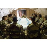 Briefing de la délégation d'inspection dans une tente du camp Leclerc de la base aérienne Al-Asad Air Base (AAAB), durant la visite du vice-amiral d'escadre Olivier Coupry, inspecteur général des armées.