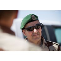 Le vice-amiral d'escadre Olivier Coupry, inspecteur général des armées, durant sa visite d'inspection au camp Leclerc de la base aérienne Al-Asad Air Base (AAAB).