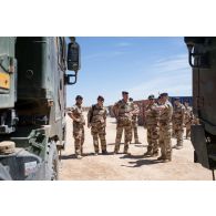 Visite du vice-amiral d'escadre Olivier Coupry, inspecteur général des armées, au train de combat n°2 du camp Leclerc de la base aérienne Al-Asad Air Base (AAAB). Celui-ci est entouré de divers officiers du 3e RAMa intégré à la Task Force Wagram ainsi que d'un délégateur du service de l'inspection des armées.