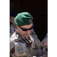 Le vice-amiral d'escadre Olivier Coupry, inspecteur général des armées, durant sa visite d'inspection au camp Leclerc de la base aérienne Al-Asad Air Base (AAAB).