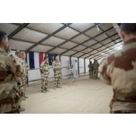 Le vice-amiral d'escadre Olivier Coupry, inspecteur général des armées, au côté du colonel Pierrick Michel, chef de corps du 3e RAMa intégré à la Task Force Wagram, s'adresse aux officiers des forces de la coalition lors d'un discours durant sa visite au camp Leclerc de la base aérienne Al-Asad Air Base (AAAB).