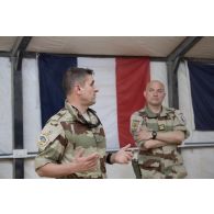 Le vice-amiral d'escadre Olivier Coupry, inspecteur général des armées, au côté du colonel Pierrick Michel, chef de corps du 3e RAMa intégré à la Task Force Wagram, s'adresse aux officiers des forces de la coalition lors d'un discours durant sa visite au camp Leclerc de la base aérienne Al-Asad Air Base (AAAB).