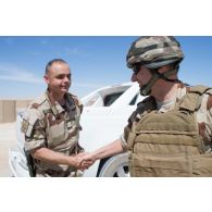 Départ du vice-amiral d'escadre Olivier Coupry, inspecteur général des armées, à la fin de sa visite au camp Leclerc de la base aérienne Al-Asad Air Base (AAAB). Celui-ci est salué par le chef du BOI (bureau opérations instruction) du 3e RAMa intégré à la Task Force Wagram.