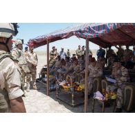 Officiers généraux et supérieurs irakiens interarmes de l'IGFC (iraqi group force command ou commandement des forces terrestres irakiennes) et du BOC (Baghdad operations command ou commandement des opérations de Bagdad), durant le VIP Day au détachement de liaison artillerie composé des Task Force Wagram et Monsabert, sur le camp de la région de Besmayah.