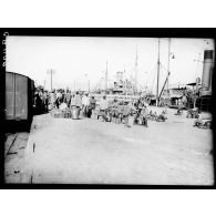 Embarquement de matériel à bord du "Saint-Brieuc". [légende d'origine]