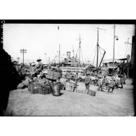 Embarquement de matériel à bord du "Saint-Brieuc". [légende d'origine]