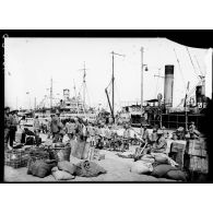 Embarquement de matériel à bord du "Saint-Brieuc". [légende d'origine]