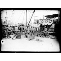 Embarquement de matériel à bord du "Saint-Brieuc". [légende d'origine]