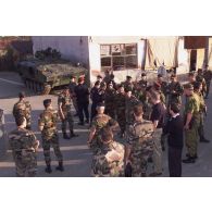 Le général Valentin, COM-KFOR et le général Millet, COM BMN-N, marchent en tête de la délégation qui visite Mitrovica à pied, guidée par le colonel de Courrèges, commandant le BIMéca.