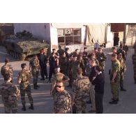 Le général Valentin, COM-KFOR et le général Millet, COM BMN-N, marchent en tête de la délégation qui visite Mitrovica à pied, guidée par le colonel de Courrèges, commandant le BIMéca.